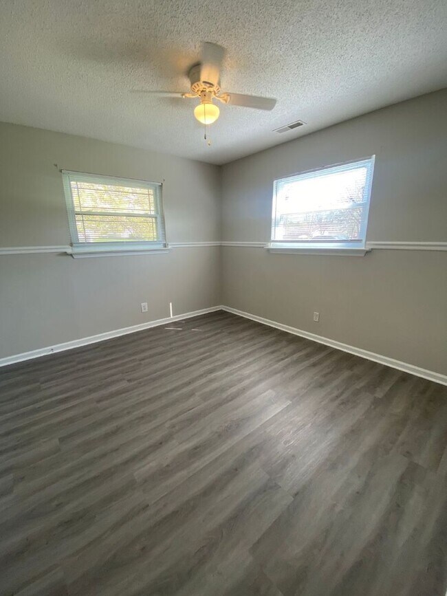 Building Photo - 3 Bed, 1.5 Bath | Charming Neighborhood | Close to Costco, Topgolf, and Shopping