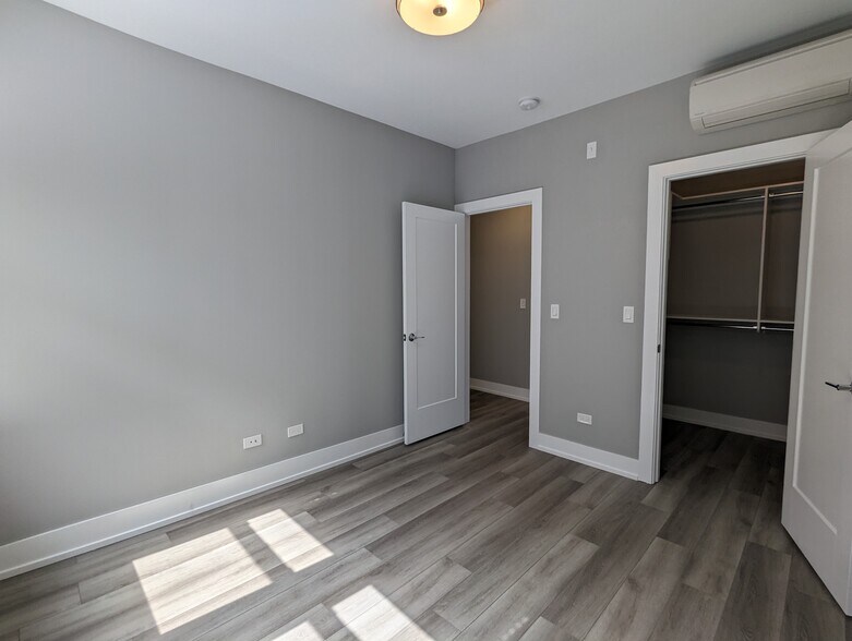 Building Photo - 3935 N Janssen Ave