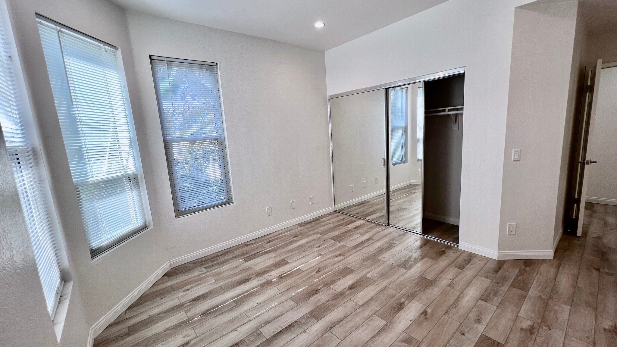 Building Photo - 5420 Sylmar Ave