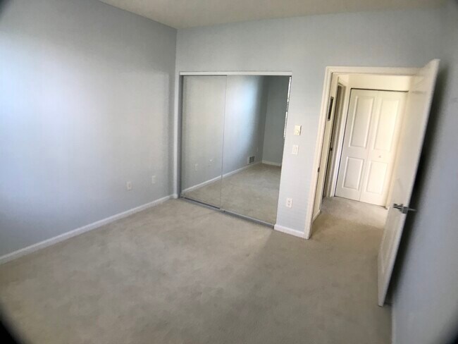 Building Photo - 401 Crescent Ct
