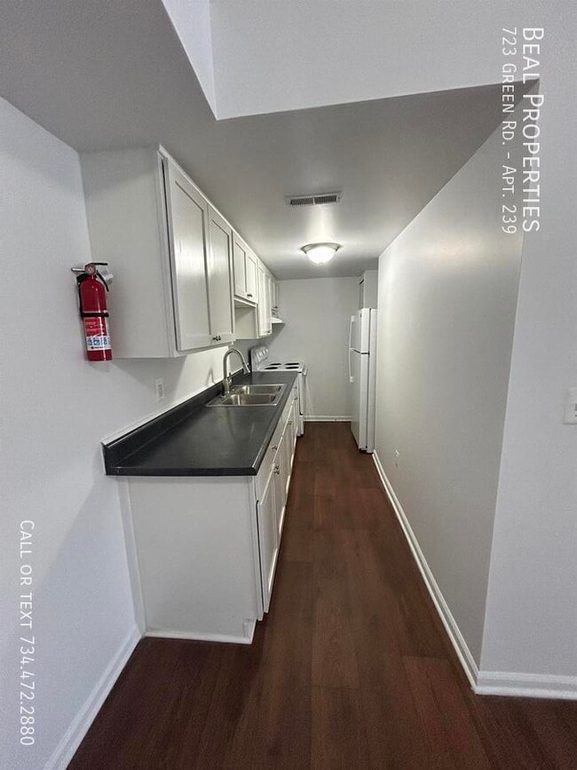 Building Photo - 723 Green Rd