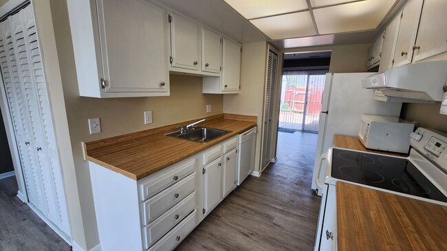 Building Photo - Nice 2-Story Townhome, Centrally located i...