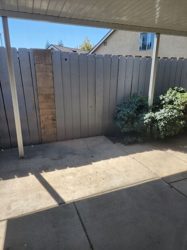 Building Photo - 3 Bedroom 2 Bath in HOA Community with Com...