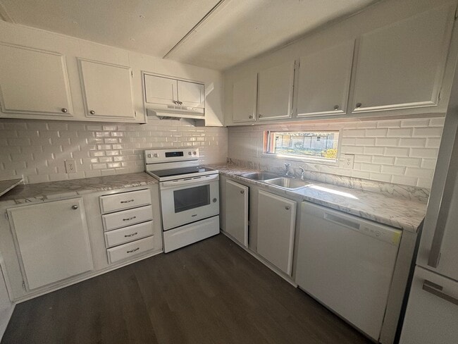 Building Photo - FOR RENT