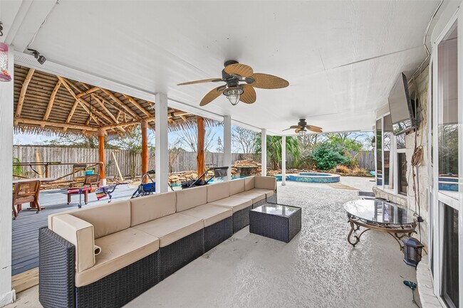 Building Photo - 805 Camelot Ln