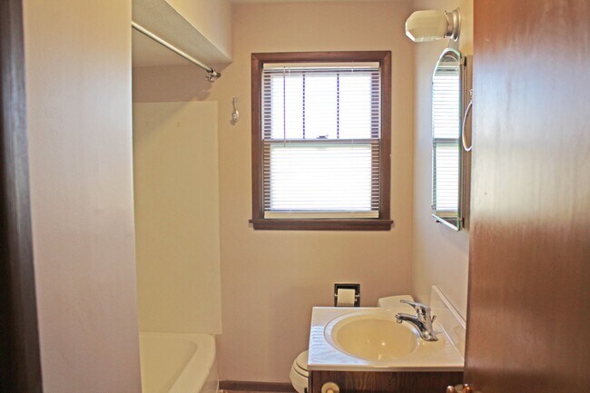 Building Photo - 2-Bedroom, 1-Bath House for Rent