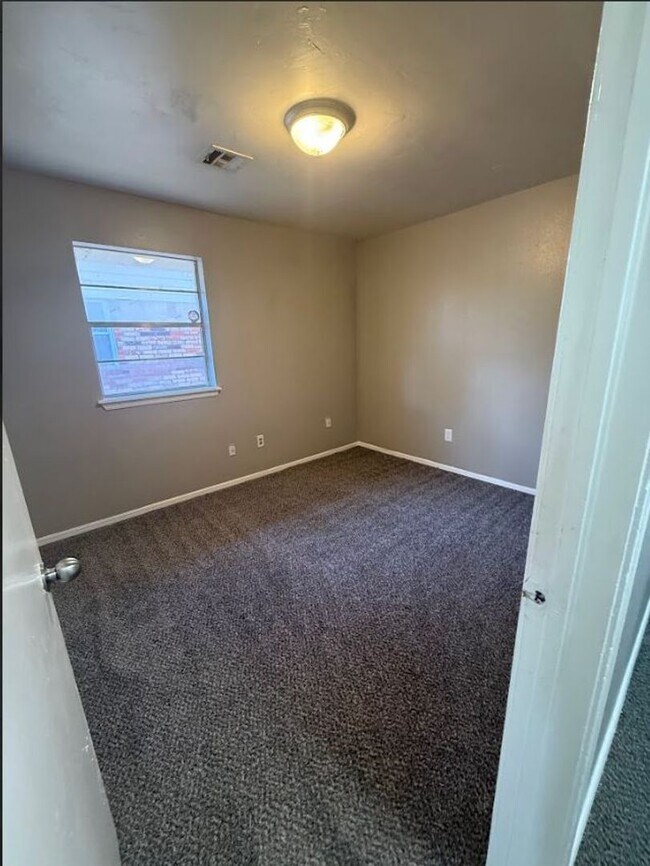 Building Photo - Beautiful, spacious home in Del City!