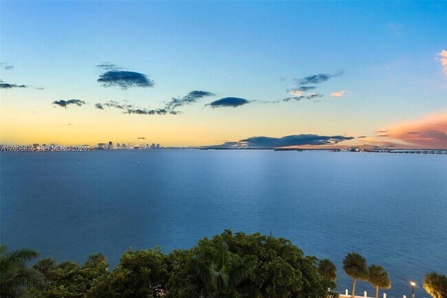 Building Photo - 1420 Brickell Bay Dr