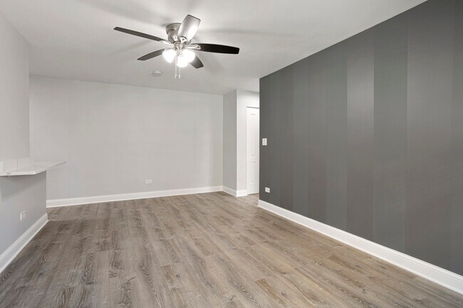 Building Photo - 6201 N Kenmore Ave