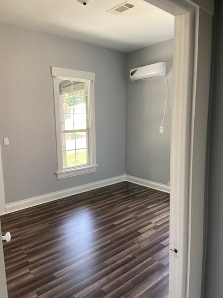 Building Photo - 717 Baker St