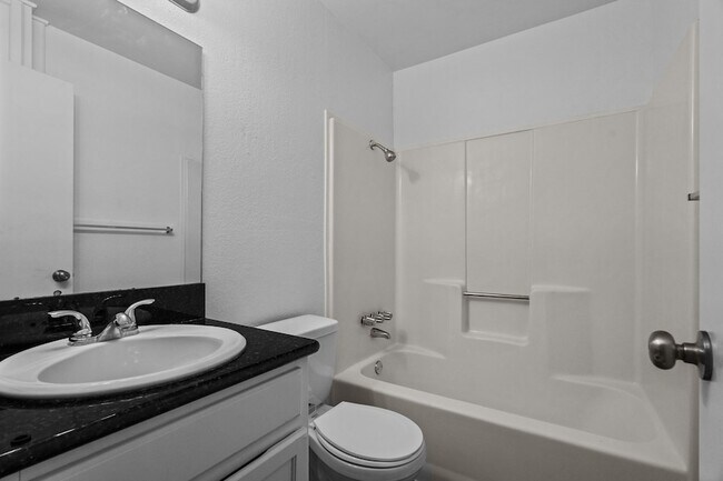 Building Photo - 320 E 4th St