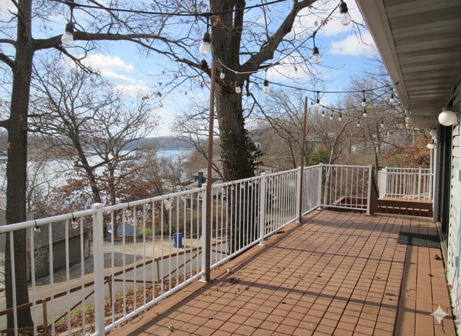 Building Photo - 4 bedroom lake view home