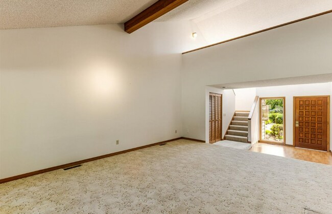 Building Photo - Prime Charbonneau Golf Community Location! 2 Bed, 2.5 Bath + Den, A/C, Washer/Dryer and Garage