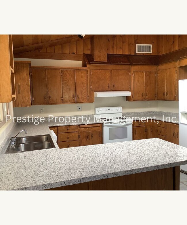 Building Photo - 3BD 2BA Waiting for You to Call Home!!