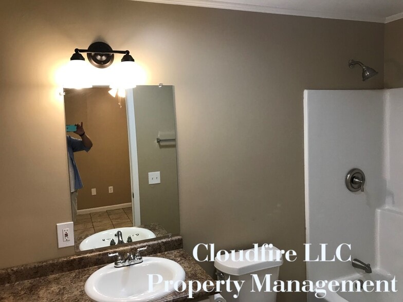 Building Photo - 201 James Cir