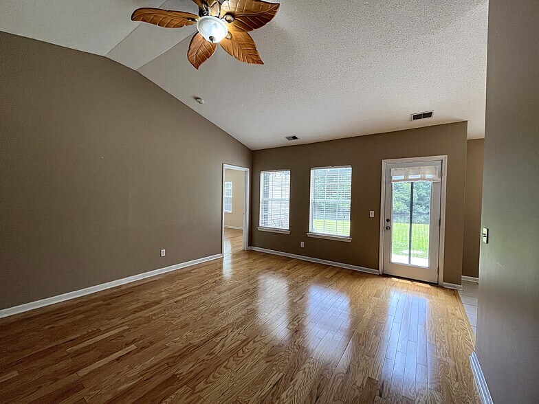 Building Photo - 485 Live Oak Walk