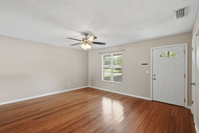 Building Photo - Quiet neighborhood, Centrally located, 3 bedroom 2 bath home in NW