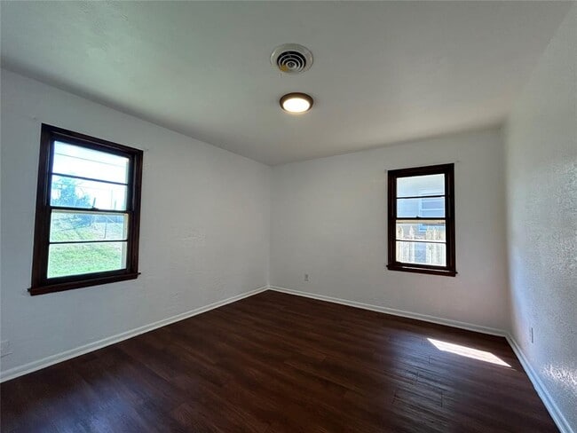 Building Photo - 3208 N Warren Ave