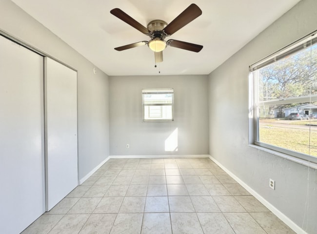 Building Photo - 5566 Kelly Dr N