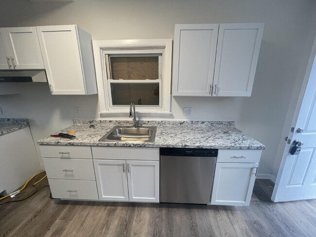 Building Photo - "Spacious 5-Bedroom Gem with 2 Full Baths on Logan Street - Your Harrisburg Haven Awaits!"