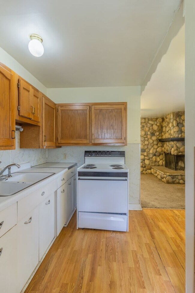 Building Photo - Cozy House With Great Yard Space!
