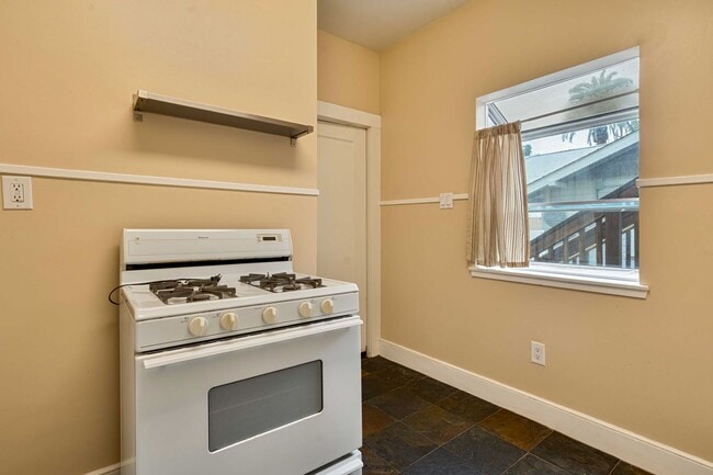 Building Photo - Charming Midtown 1-Bedroom Apartment with ...