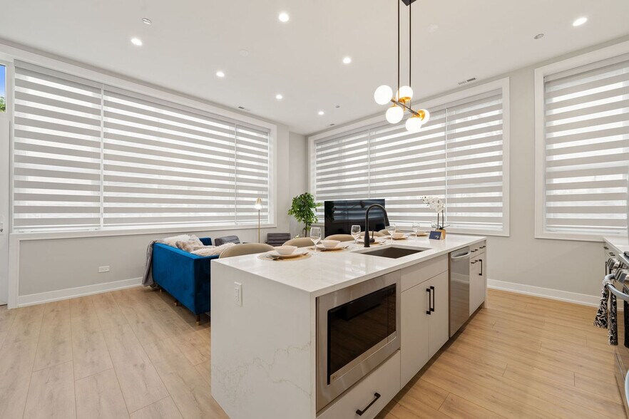 Building Photo - 801 S Western Ave