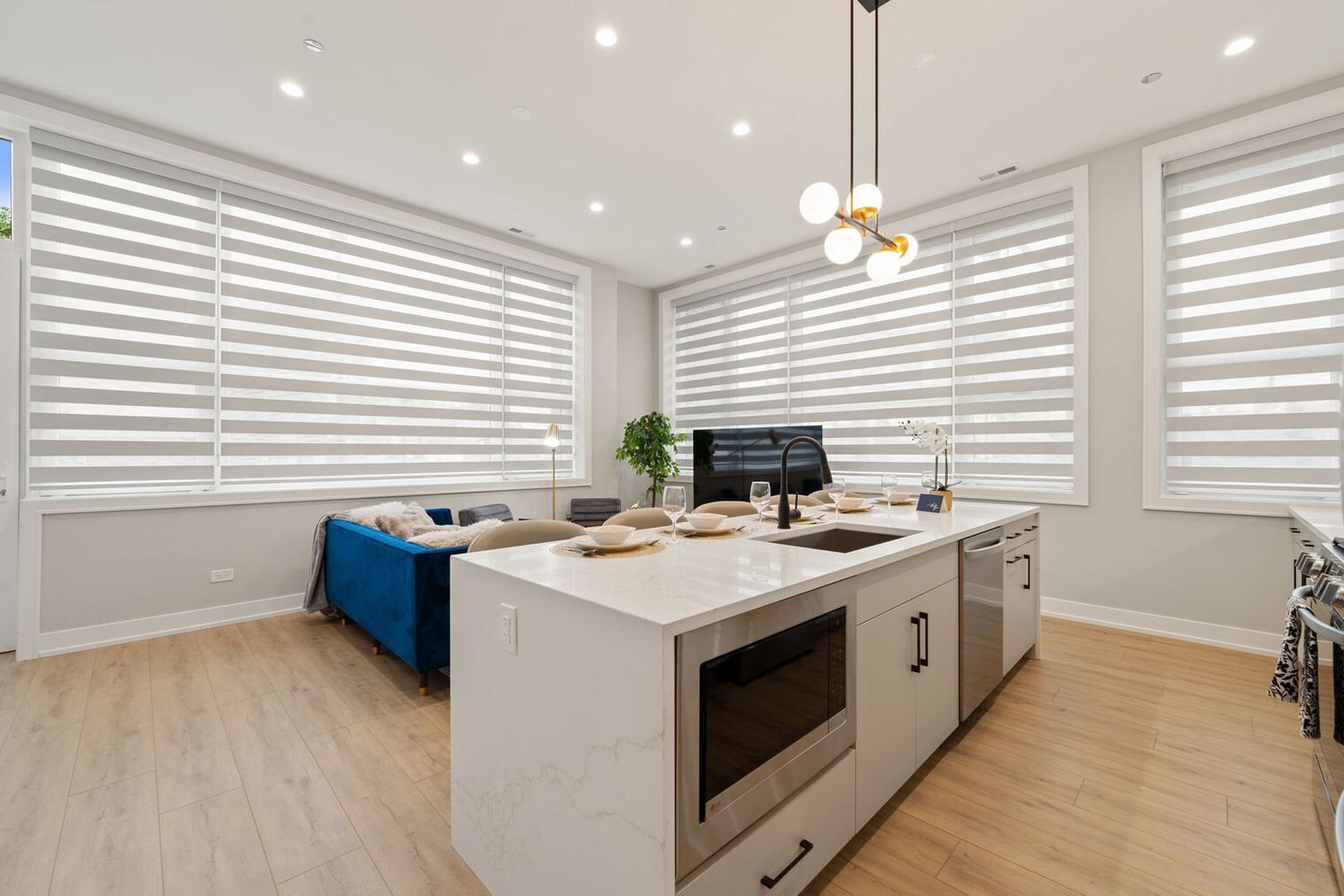 Building Photo - 801 S Western Ave