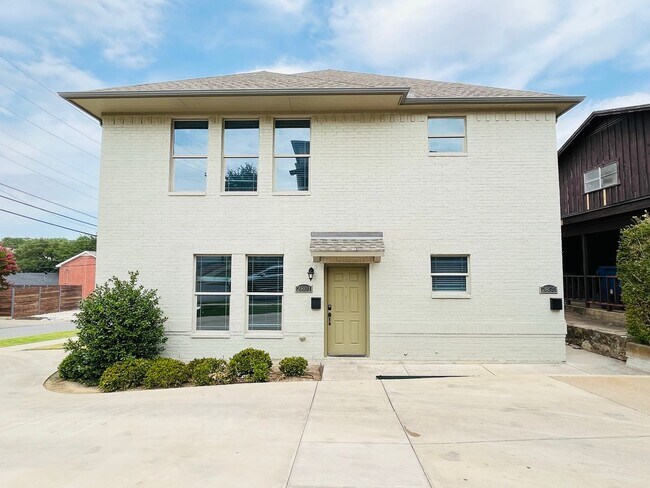 Building Photo - * MOVE IN SUMMER 6/27/2027 * $6500/$1300 per bed average 5 Bed 3 Bath 3 Block to TCU