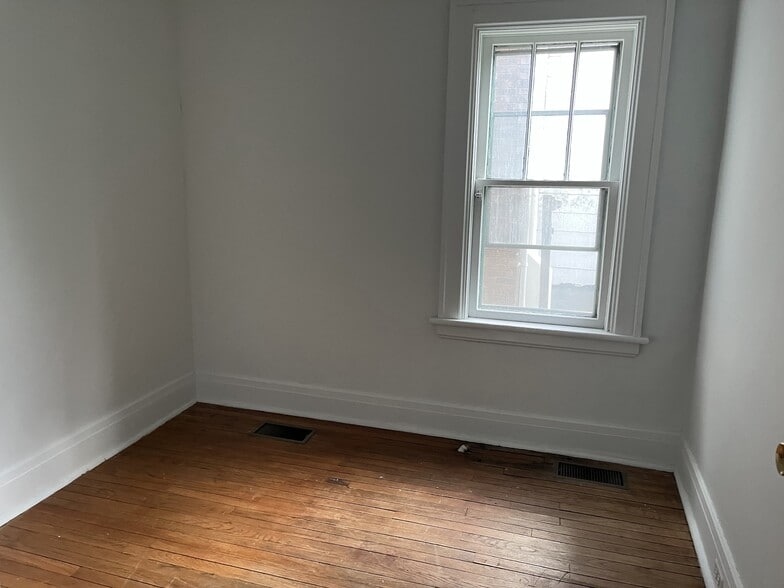 Building Photo - 911 W 9th St