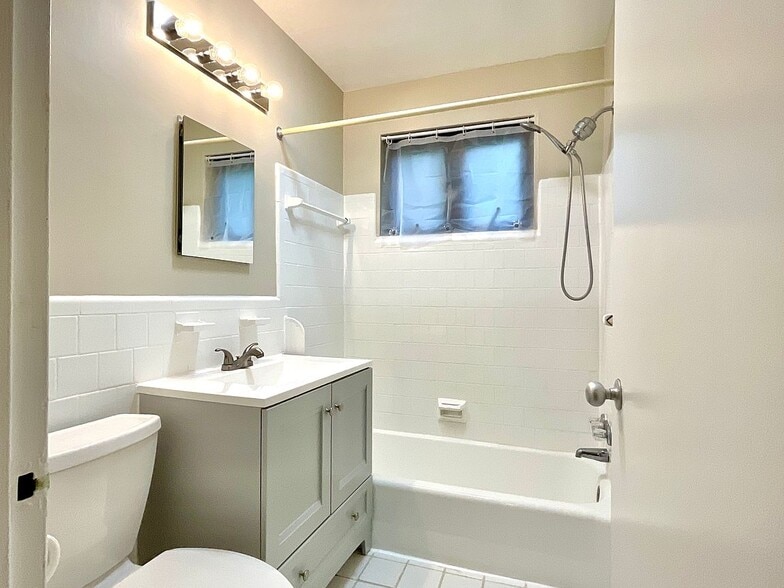 Building Photo - 4114 Davis Pl NW