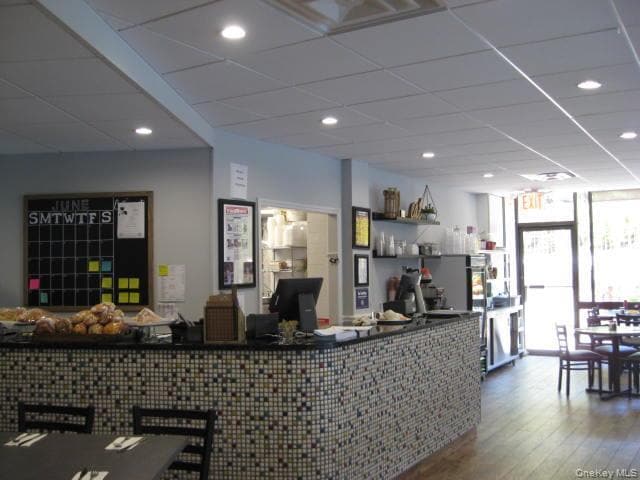 Building Photo - 2 Bay Club Dr