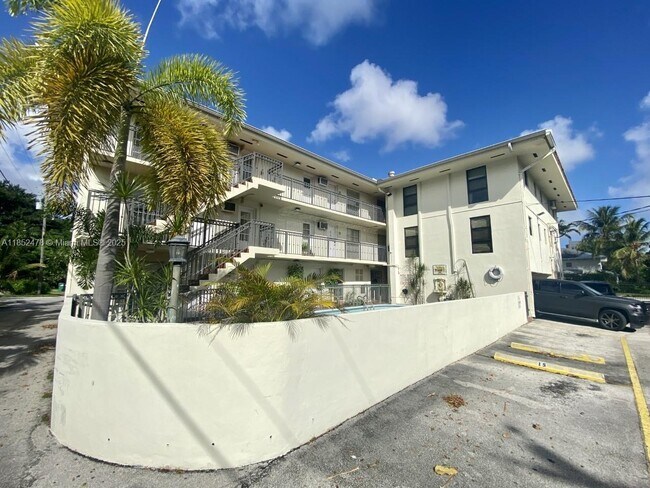 Building Photo - 1600 S Le Jeune Rd