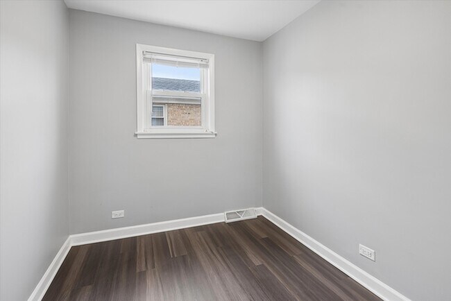 Building Photo - 6122 W Leland Ave