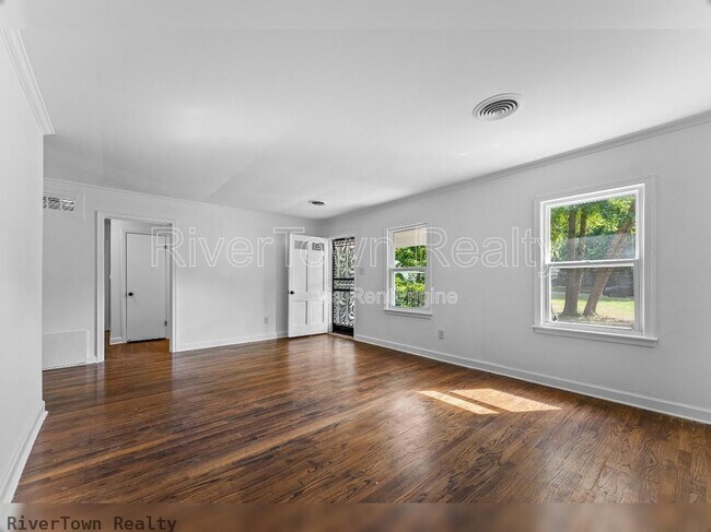 Building Photo - 810 Indian Dr