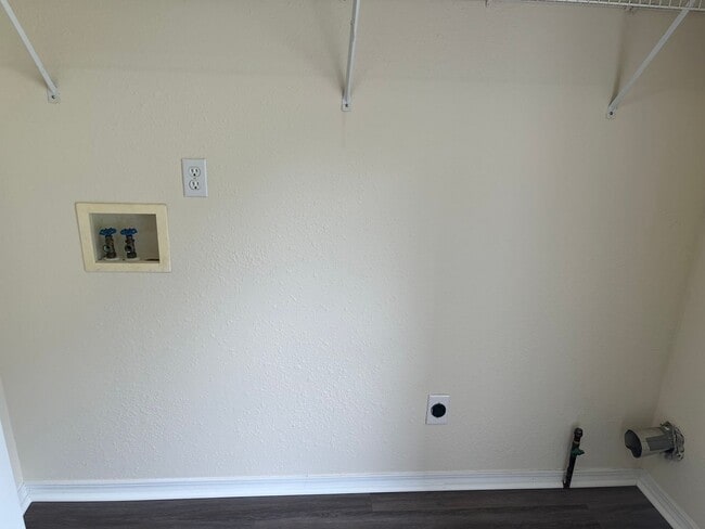 Building Photo - ADORABLE 3 BEDROOM HOUSE READY!
