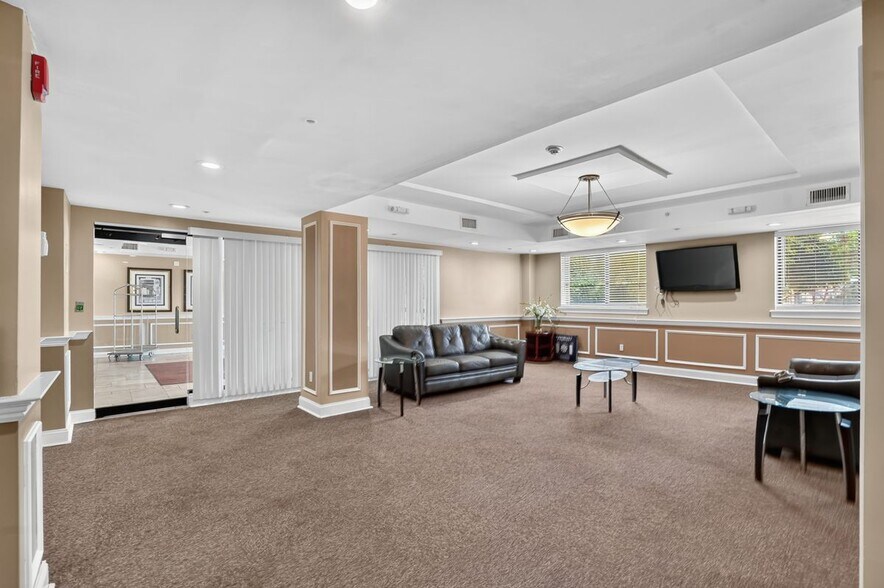 Building Photo - 60 Parkway Dr