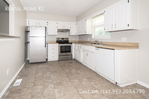 Building Photo - 16413 W 123rd St