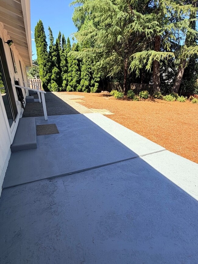Building Photo - Spacious West Linn Ranch with Multiple Living Spaces, Large Fenced Backyard & Landscaping Included!