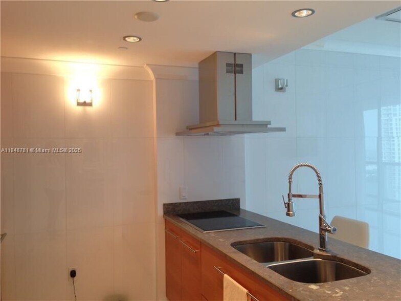 Building Photo - 485 Brickell Ave