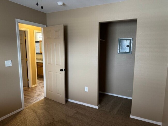 Building Photo - KU1-Broadway Duplex 1