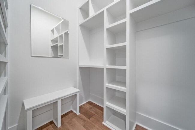 Building Photo - 6011 Hill Cir Dr