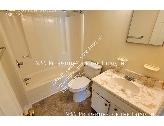 Building Photo - 1 Bed/1 Bath First Floor Unit- Downtown, W...