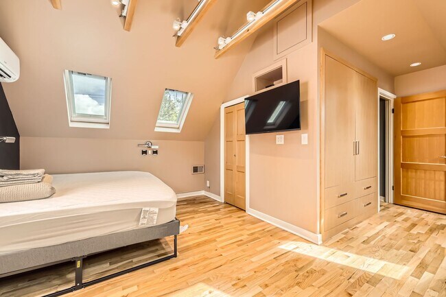 Building Photo - Charming Seattle Home in Seattle's Wedgwood Neighborhood - Furnished