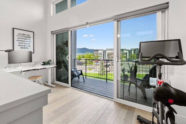 Building Photo - Modern Luxury in this end unit Blondie Condo
