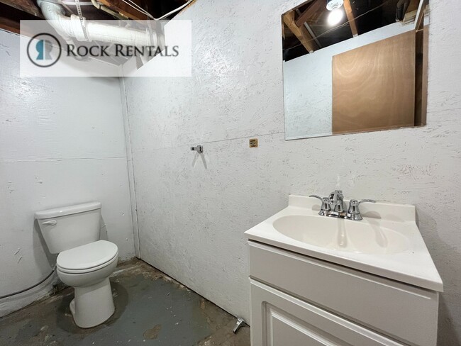 Building Photo - 2 Bed 1.5 Bath with Bonus Room
