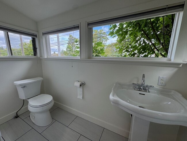 Building Photo - Warm & cozy 5 bed 2.5 bath home in the hea...