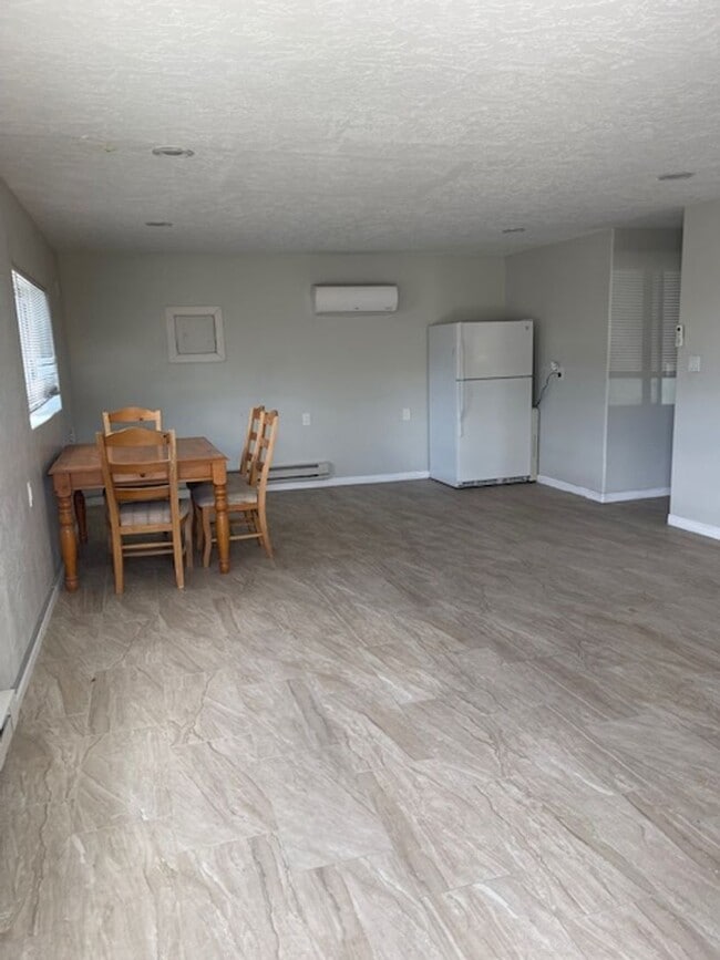 Building Photo - Mixed Use Unit