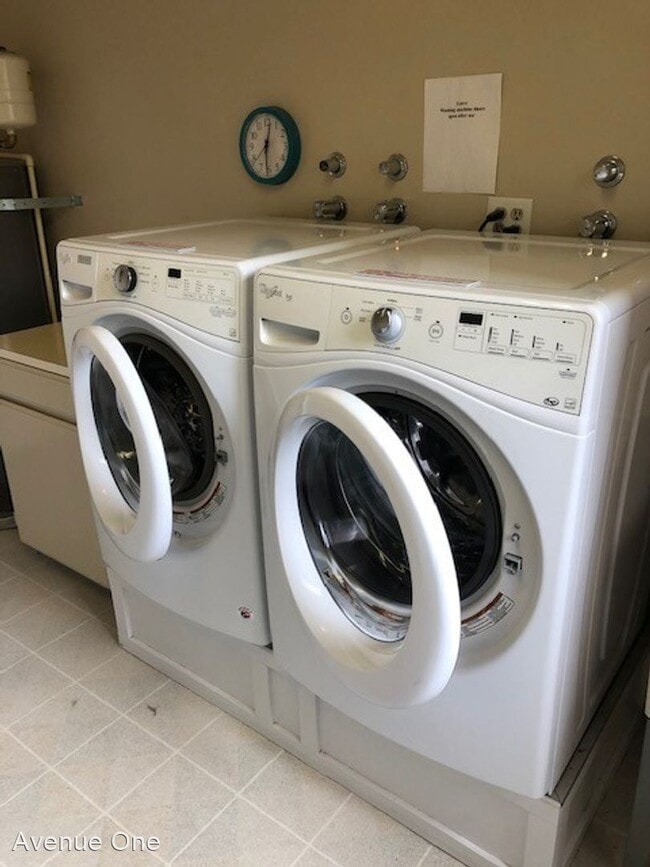 Building Photo - 2 br, 1 bath House - 3717 Beach Drive SW 103