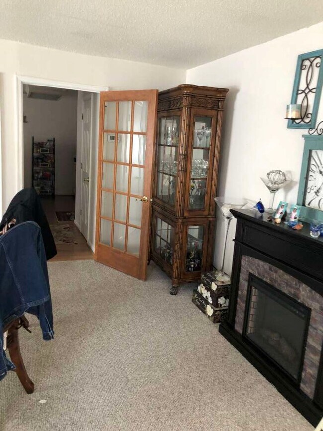 Building Photo - VERY NICE END UNIT TOWNHOME